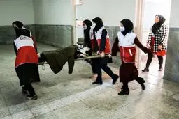 یک خانم معلم در تهران با خودرو دانش‌آموزان را در صف مدرسه زیر گرفت/ معلم بازداشت شد