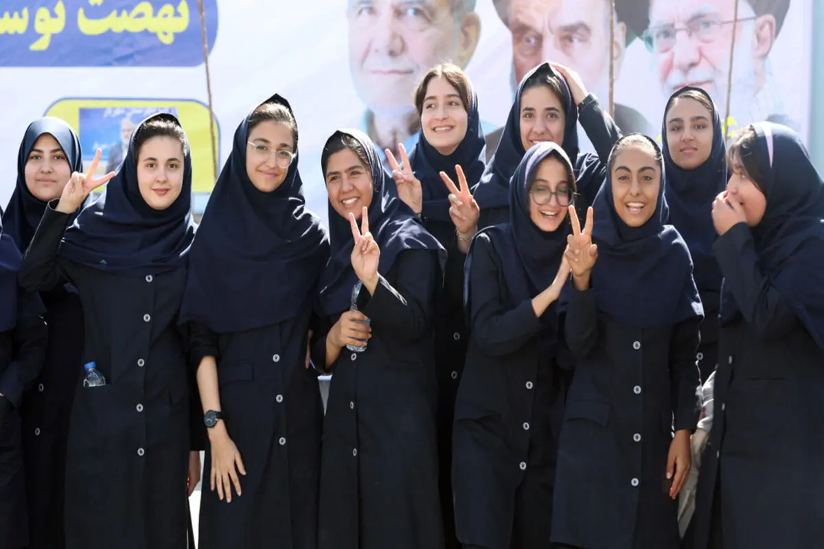 مسعود پزشکیان در محاصره دانش‌آموزان دختر یک مدرسه + عکس
