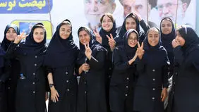 مسعود پزشکیان در محاصره دانش‌آموزان دختر یک مدرسه + عکس