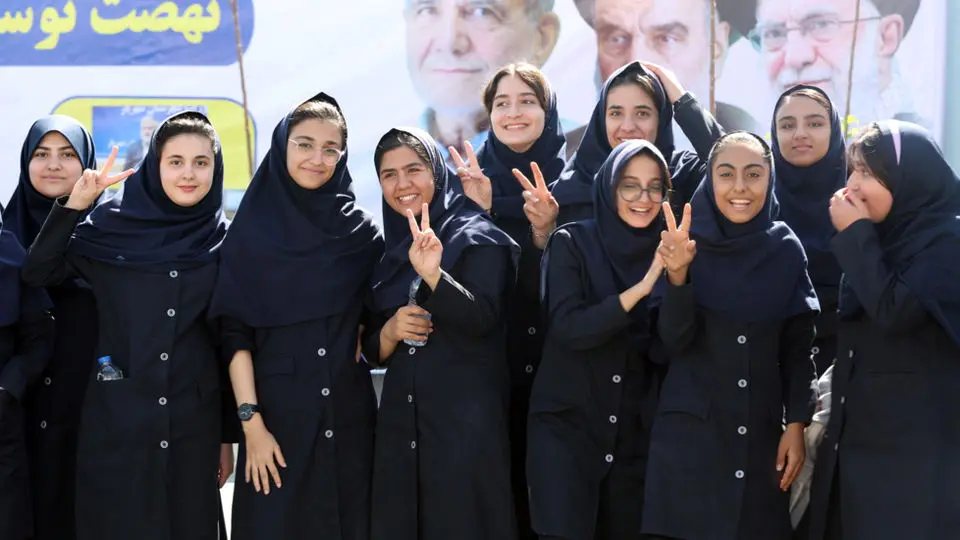 مسعود پزشکیان در محاصره دانش‌آموزان دختر یک مدرسه + عکس