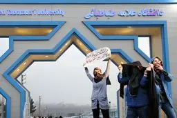 ادامه روند برخوردهای سلبی با دانشجویان/ از ضرب و شتم تا ممنوع‌الورودی/ عفو دانشجویان؛ تبلیغات رسانه‌ای دولت 