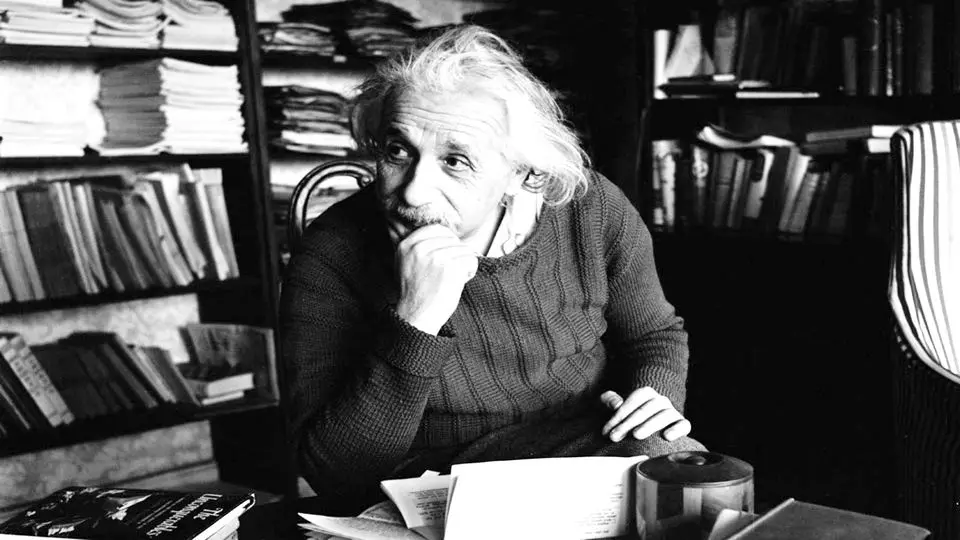 اینشتین؛ زندگی یک نابغه
