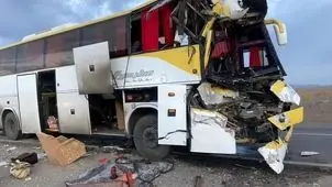 برخورد اتوبوس با تریلی در قم ۱۵ مصدوم بر جای گذاشت

