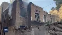 یک ساختمان دو طبقه متروکه در خیابان انقلاب سوخت + ویدیو