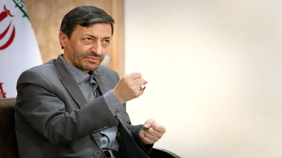 عکسی از پرویز فتاح پشت نیکمت‌های مدرسه