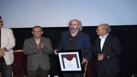 اهدای نشان سپاس موزه سینما به کیانوش عیاری