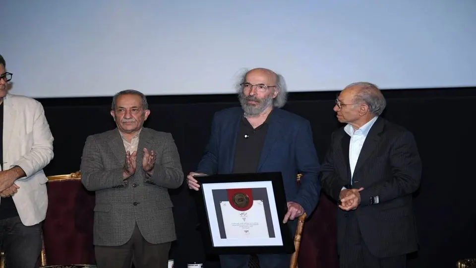 اهدای نشان سپاس موزه سینما به کیانوش عیاری