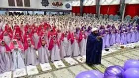 یک جوان به مجری برنامه جشن تکلیف حمله کرد