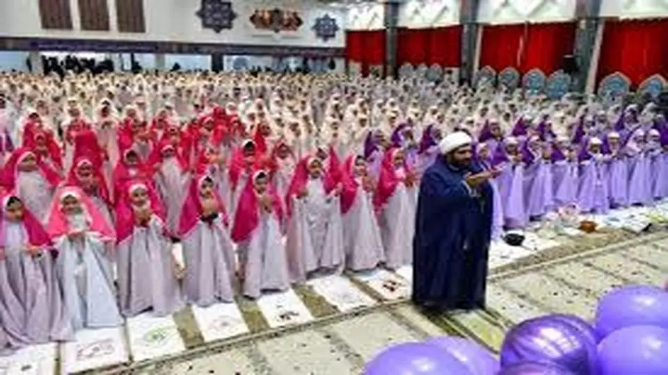یک جوان به مجری برنامه جشن تکلیف حمله کرد