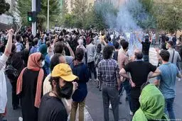 روزنامه اطلاعات: اگر می خواهید بغض جامعه سر باز نکند، با مردم حرف بزنید