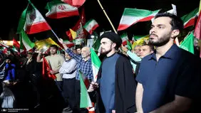 حضور نتیجه امام خمینی در تجمع شبانه تهران + عکس