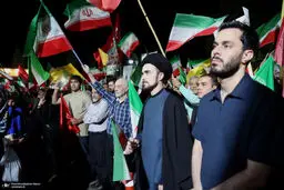 حضور نتیجه امام خمینی در تجمع شبانه تهران + عکس