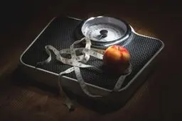  بررسی دلایل، پیامدها و مقایسه جهانی
