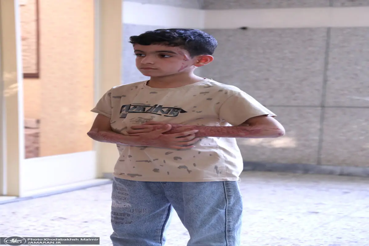 عکسی دردناک از دانش‌آموز نجات‌ یافته مدرسه میناب 