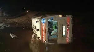 واژگونی آمبولانس ۲ مصدوم بر جای گذاشت