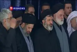 حضور فرزندان رهبر شهید  برای اقامه نماز در مصلای تهران + ویدئو