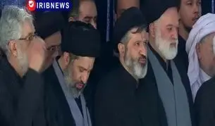 حضور فرزندان رهبر شهید  برای اقامه نماز در مصلای تهران + ویدئو