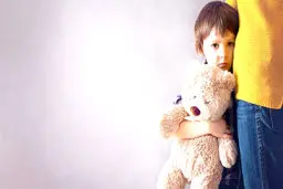 اُتیسم و آنچه والدین و جامعه باید از آن آگاه باشند