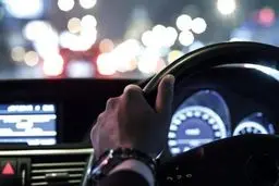 دختر جوان با آزارواذیت راننده خودش را به بیرون پرتاب کرد  