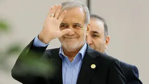 مسعود پزشکیان با ملی پوشان پا به توپ شد