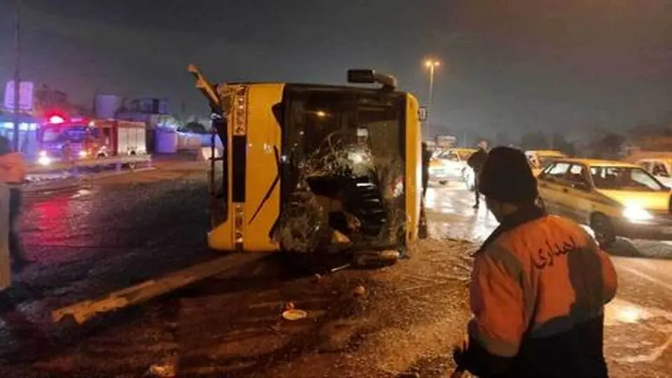 مصدومیت ۱۵ نفر در پی واژگونی اتوبوس مسافربری در غرب تهران
