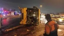 مصدومیت ۱۵ نفر در پی واژگونی اتوبوس مسافربری در غرب تهران
