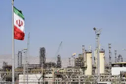 وزیر النفط الایرانی یجتمع مع وزیری الطاقة البلغاری والرومانی فی باکو
