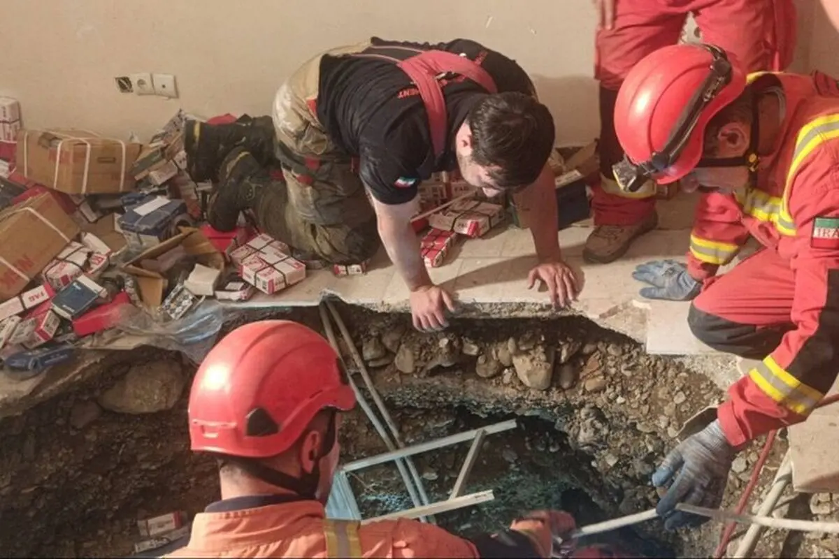 فروکش‌کردن کف انبار در بهارستان؛ ۴ نفر زنده نجات یافتند