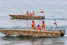 نجات ۶ گردشگر توسط مرزبانان بندرعباسی
