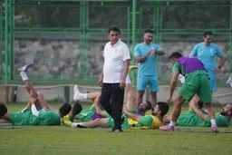 مدیرروستا: زیر توپ زدن هم بلد نیستیم؛‌ برخی ملی‌پوشان توهم حرفه‌ای بودن دارند

