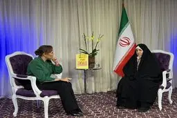 چرا ما زنان باید مانند مرد کار کنیم، مانند مردان درس بخوانیم، مانند مردان حرف بزنیم؟