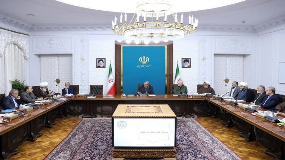 پزشکیان: پایبندی کارمندان به حجاب الزامی است