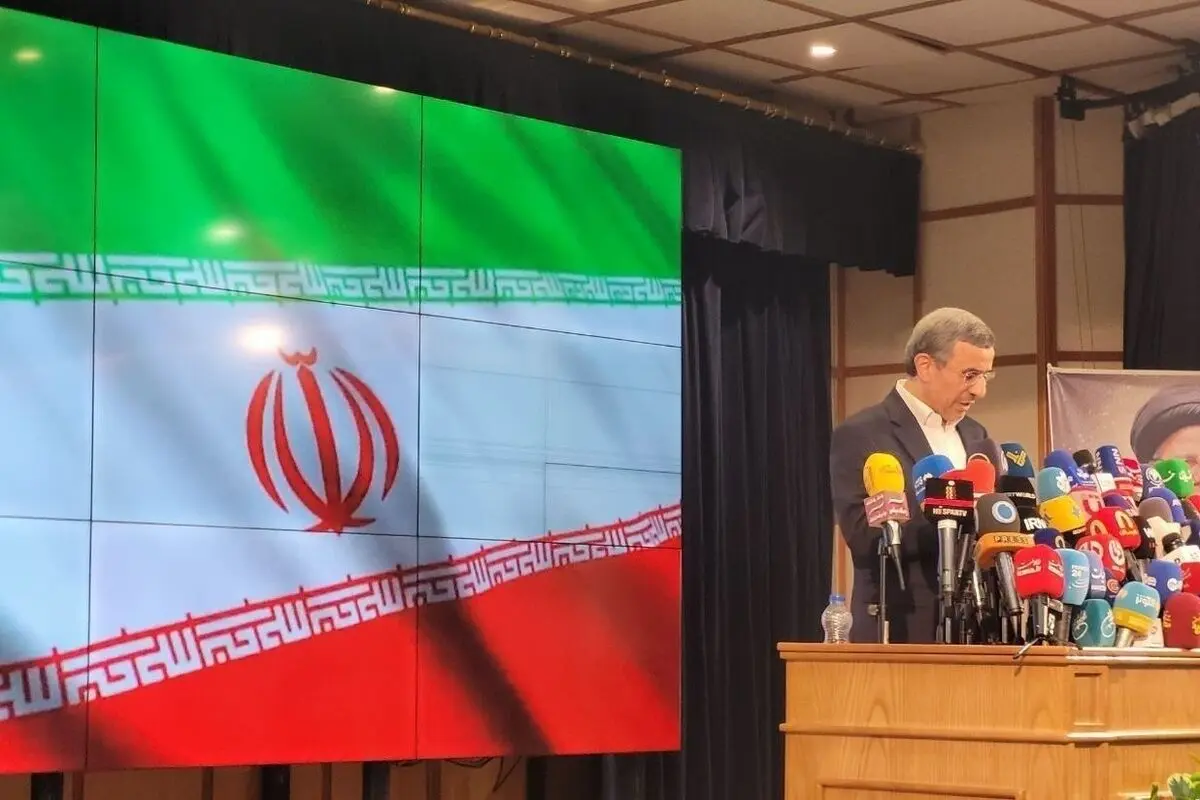 قانون‌شکنی احمدی‌نژاد بعد از ثبت‌نام در انتخابات ریاست جمهوری/ ویدئو
