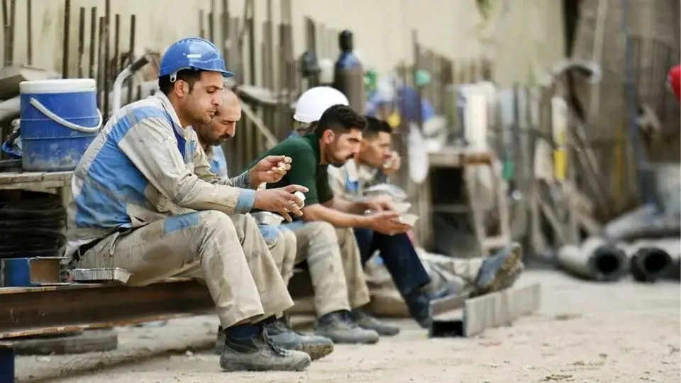 کارگران همچنان درچنبره بی‌پولی/ تلاش برای پرکردن فاصله تورم و دستمزد کارگران در یک بازه زمانی5 ساله