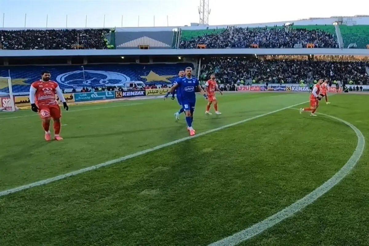 نصب دوربین روی لباس داور دیدار پرسپولیس - سپاهان