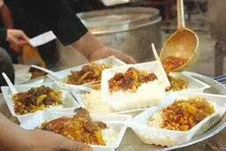 نظارت مستمر  بر پخت و توزیع نذورات ماه محرم

