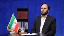 اقدام عجیب سخنگوی دولت در نشست خبری خود/ نماد آمریکا بالاتر از پرچم ایران!/ عکس

