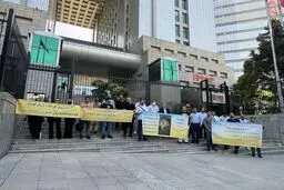 تجمع جمعی از متقاضیان مسکن ملی آریاشهر پردیس در محوطه وزارت راه و شهر سازی