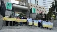 تجمع جمعی از متقاضیان مسکن ملی آریاشهر پردیس در محوطه وزارت راه و شهر سازی