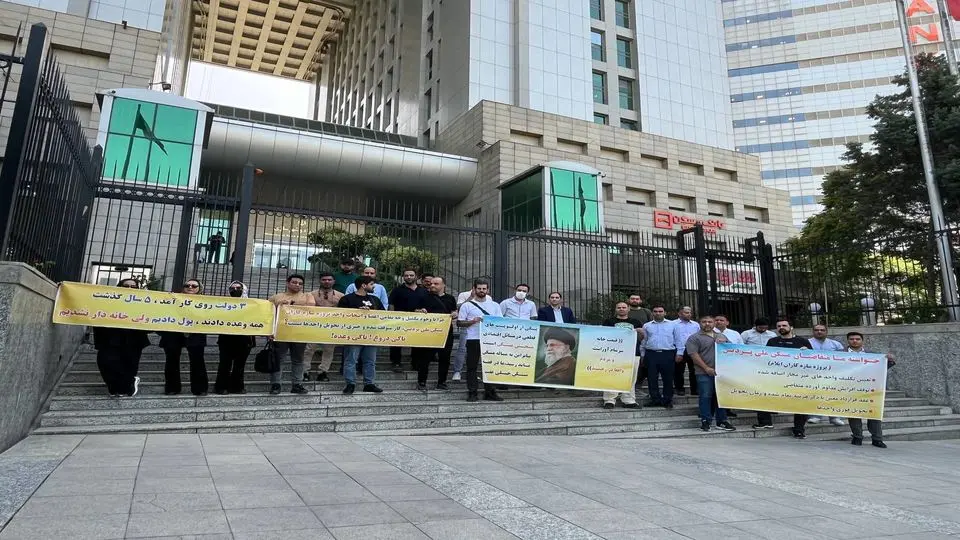 تجمع جمعی از متقاضیان مسکن ملی آریاشهر پردیس در محوطه وزارت راه و شهر سازی