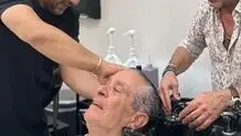 شستشوی سر بهروز وثوقی توسط حامد بهداد/ ویدئو


