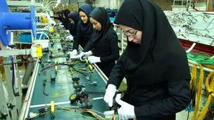 زنان شاغل با این شرایط می توانند زیر ۴۲ سال بازنشسته شوند