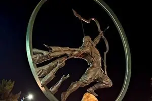 رونمایی از مجسمه آرش کمانگیر در کرمان+عکس