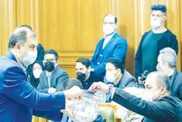 نشاندن شهردار  در  برج عاج با نعل وارونه مردمی‌سازی

