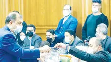 نشاندن شهردار  در  برج عاج با نعل وارونه مردمی‌سازی

