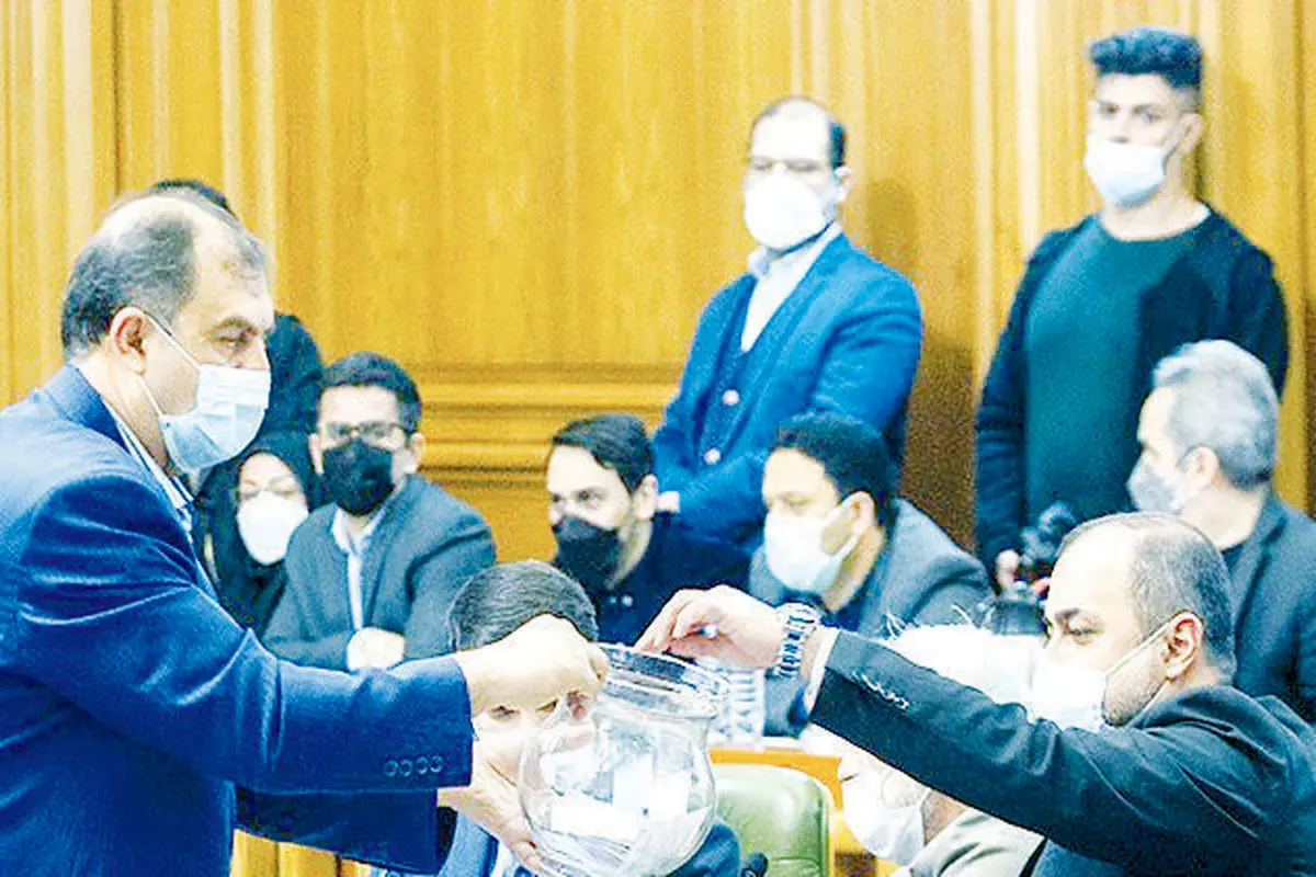 نشاندن شهردار  در  برج عاج با نعل وارونه مردمی‌سازی

