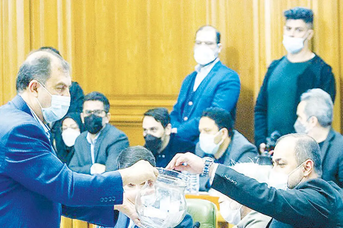 نشاندن شهردار  در  برج عاج با نعل وارونه مردمی‌سازی

