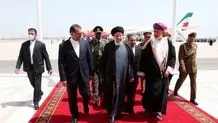 وزیر الخارجیة الإیرانی فور وصوله إلى مسقط: أحمل رسالة من رئیس الجمهوریة