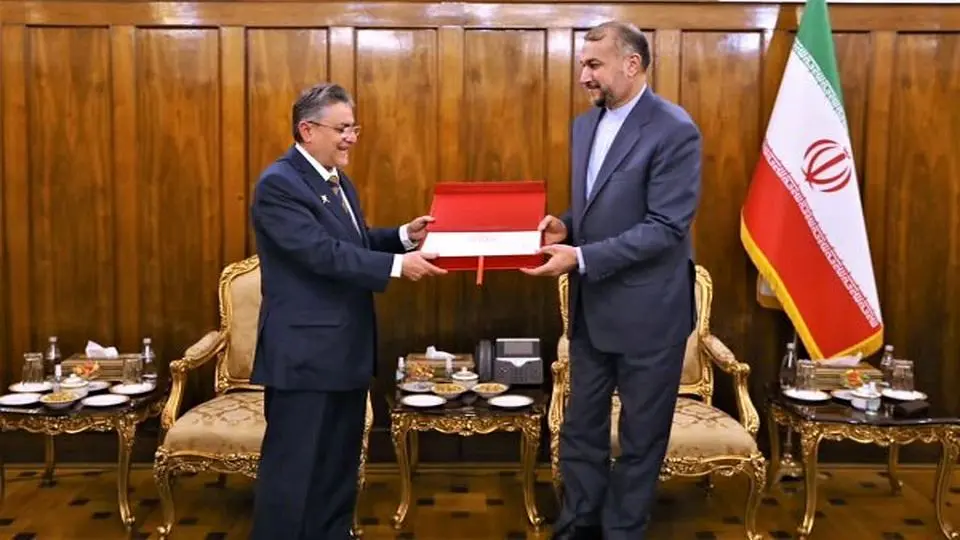 وزیر الخارجیة یتسلم رسالة سلطان عمان لرئیس الجمهوریة
