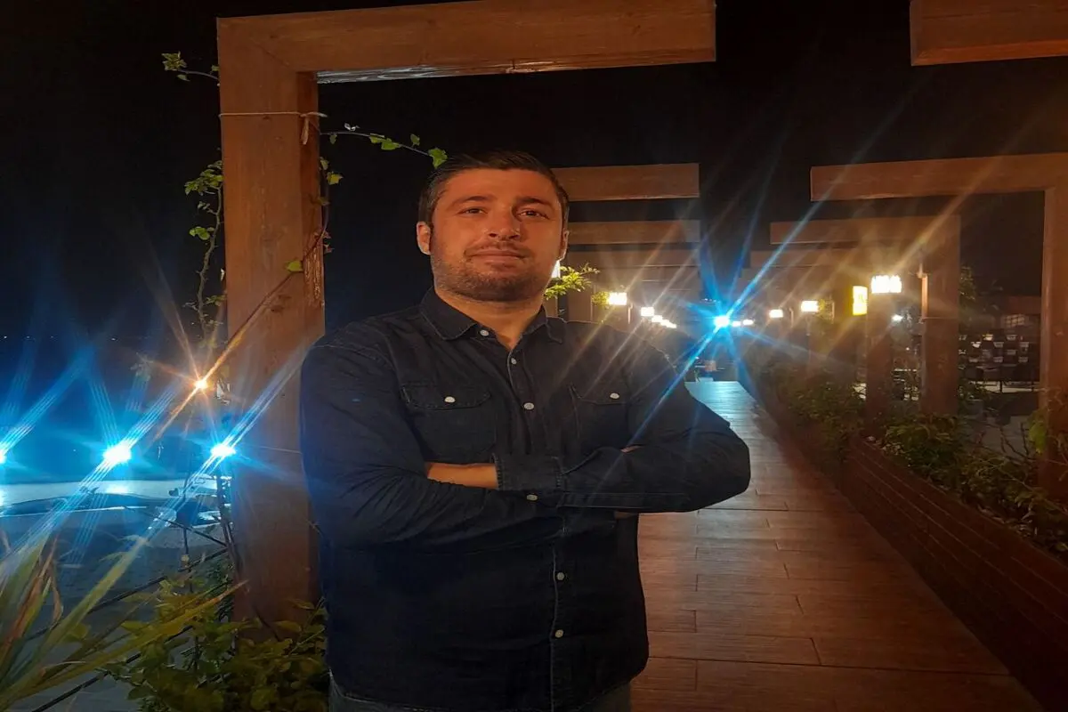 خواننده ای که برای سینما اجرا میکند ​